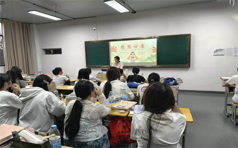 我校學(xué)工處組織各班級(jí)召開“感恩母愛，溫暖同